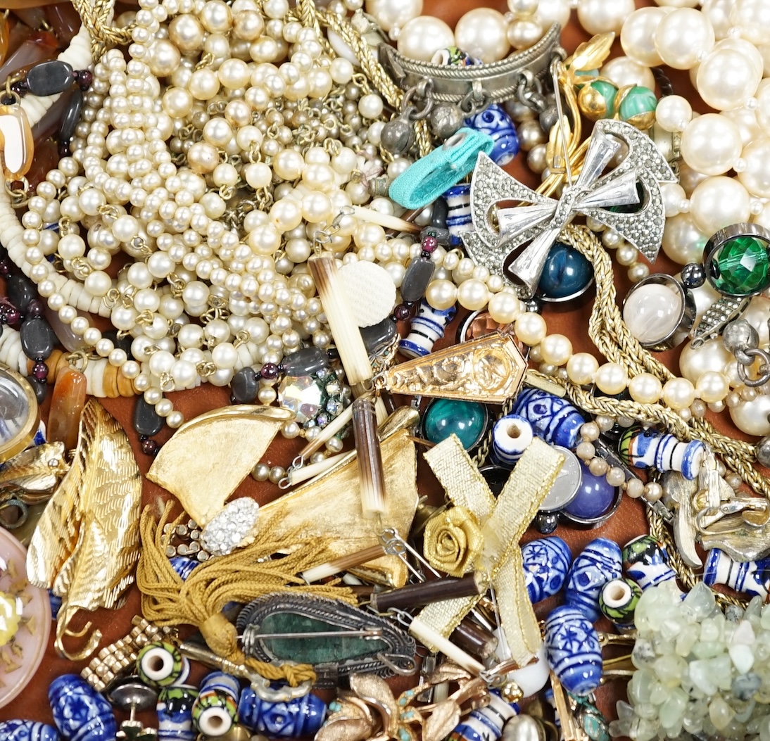 A quantity of assorted costume jewellery, including agate necklace and yellow metal and seed pearl brooch.